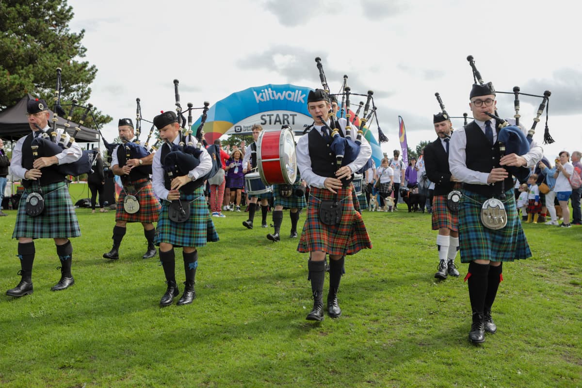 People playing bagpipes at the start line.
